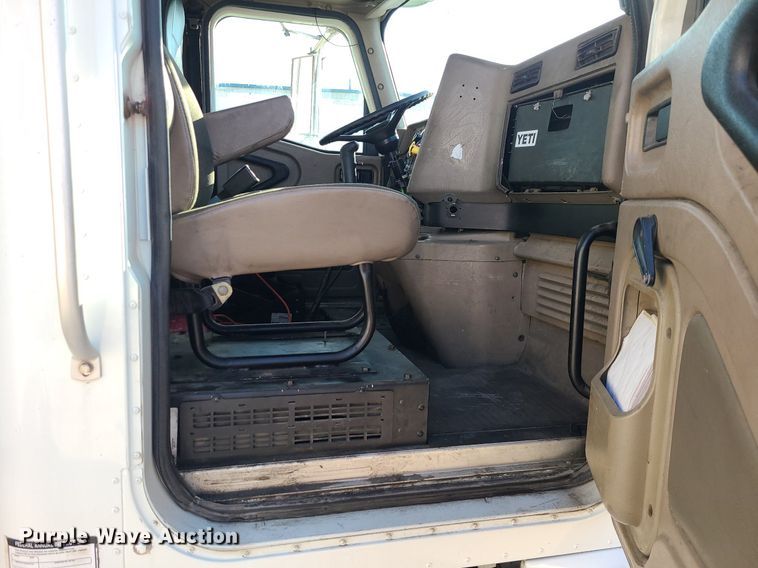 image for item DS7253 2007 International 9200i semi truck