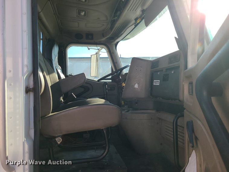 image for item DS7253 2007 International 9200i semi truck