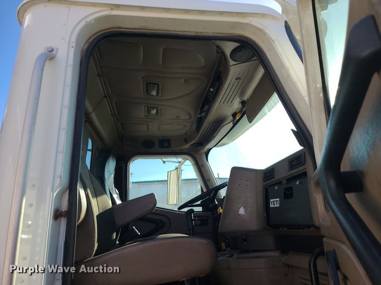 image for item DS7253 2007 International 9200i semi truck