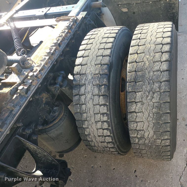 image for item DS7253 2007 International 9200i semi truck