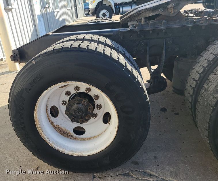 image for item DS7253 2007 International 9200i semi truck