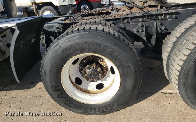 image for item DS7253 2007 International 9200i semi truck