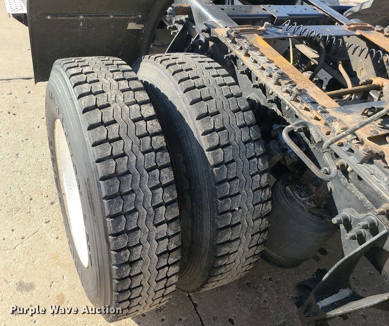 image for item DS7253 2007 International 9200i semi truck