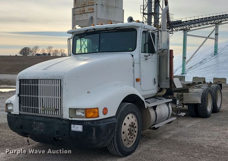 image for item DS7261 1993 International 9400 truck cab and chassis