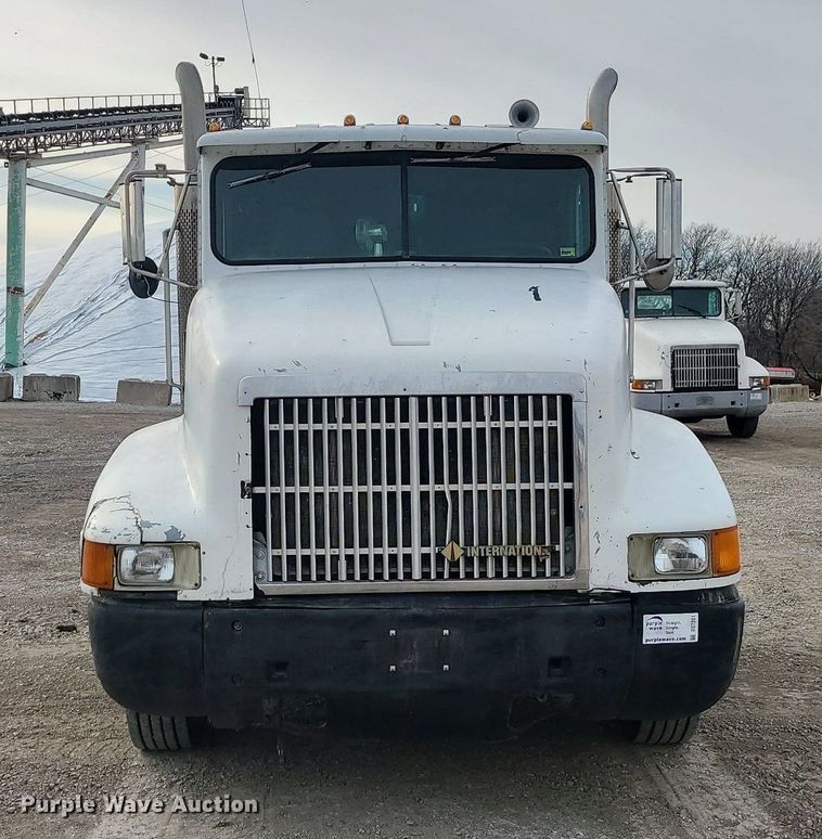 image for item DS7261 1993 International 9400 truck cab and chassis