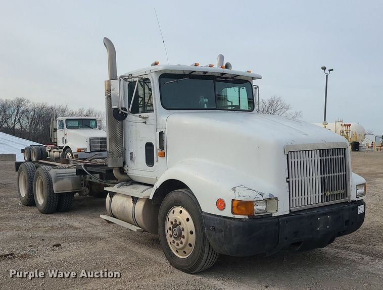 image for item DS7261 1993 International 9400 truck cab and chassis