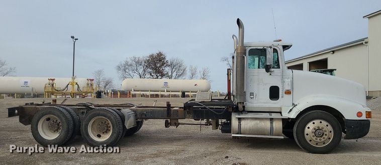 image for item DS7261 1993 International 9400 truck cab and chassis