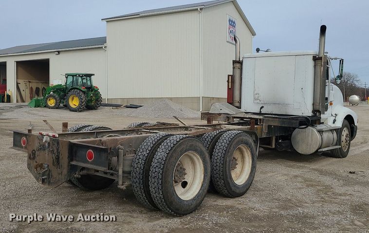 image for item DS7261 1993 International 9400 truck cab and chassis