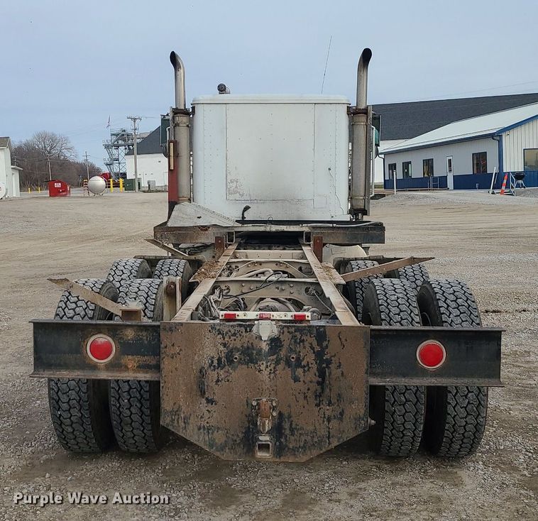 image for item DS7261 1993 International 9400 truck cab and chassis