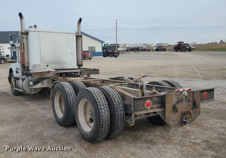 image for item DS7261 1993 International 9400 truck cab and chassis