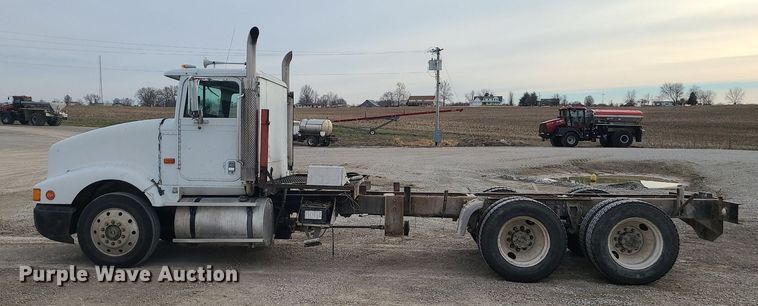 image for item DS7261 1993 International 9400 truck cab and chassis