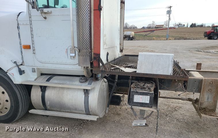 image for item DS7261 1993 International 9400 truck cab and chassis