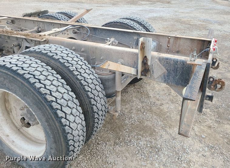 image for item DS7261 1993 International 9400 truck cab and chassis