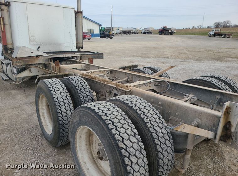 image for item DS7261 1993 International 9400 truck cab and chassis