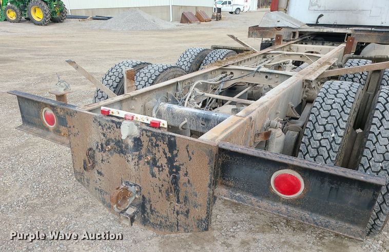 image for item DS7261 1993 International 9400 truck cab and chassis