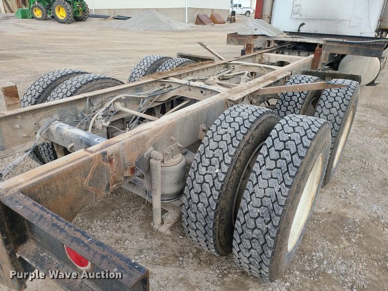 image for item DS7261 1993 International 9400 truck cab and chassis