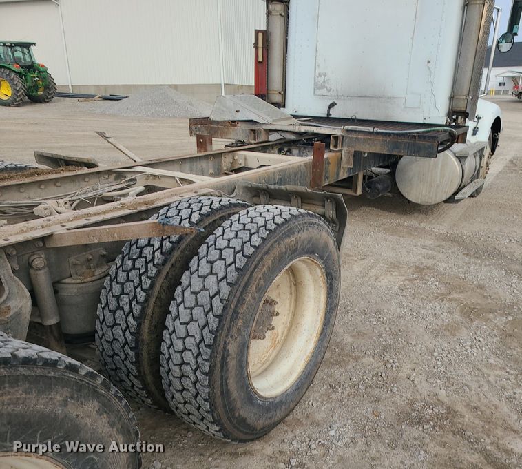 image for item DS7261 1993 International 9400 truck cab and chassis