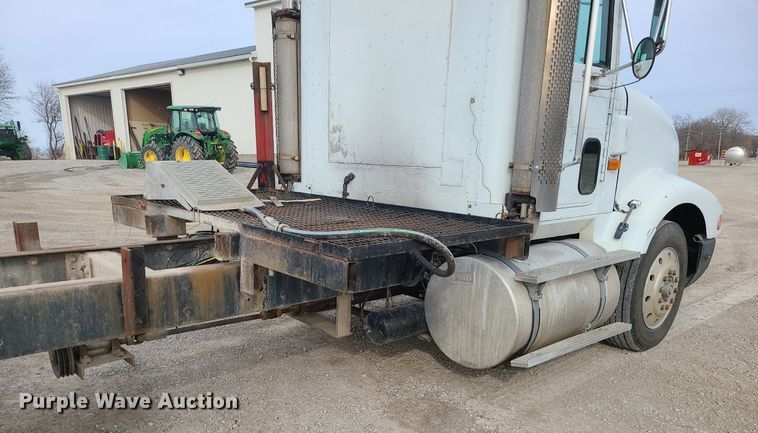 image for item DS7261 1993 International 9400 truck cab and chassis