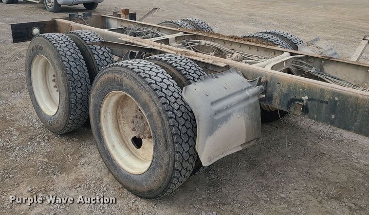 image for item DS7261 1993 International 9400 truck cab and chassis