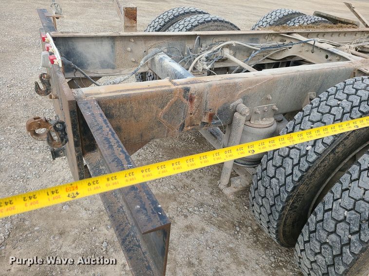 image for item DS7261 1993 International 9400 truck cab and chassis