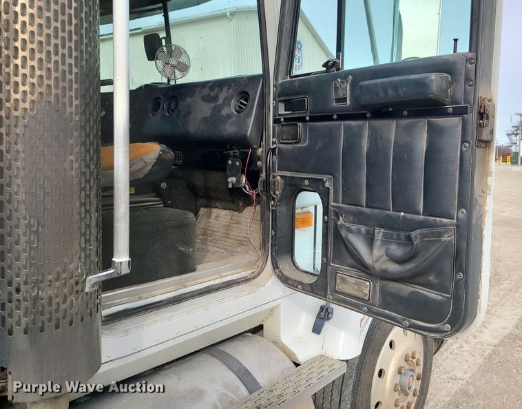image for item DS7261 1993 International 9400 truck cab and chassis
