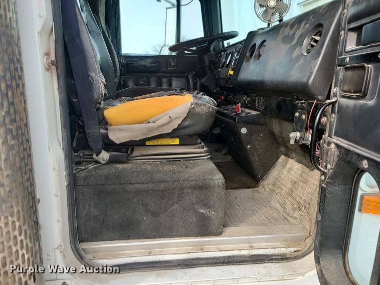 image for item DS7261 1993 International 9400 truck cab and chassis