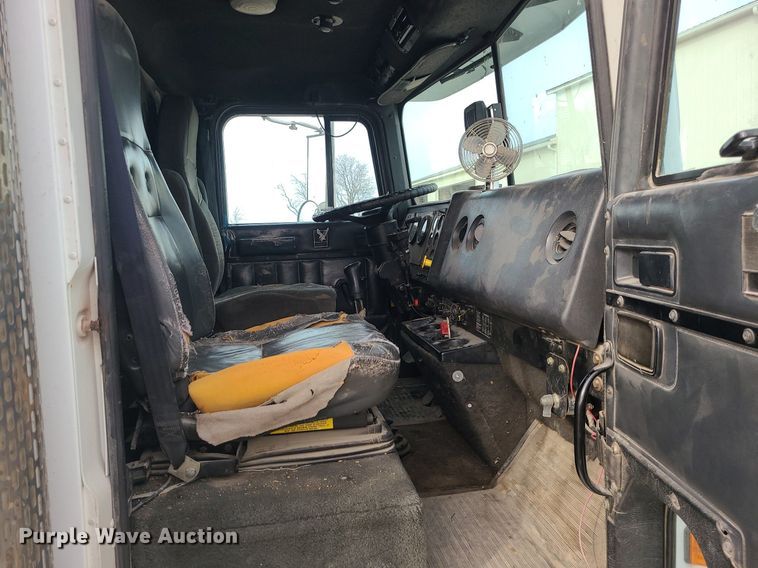 image for item DS7261 1993 International 9400 truck cab and chassis