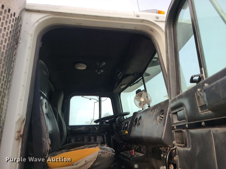 image for item DS7261 1993 International 9400 truck cab and chassis