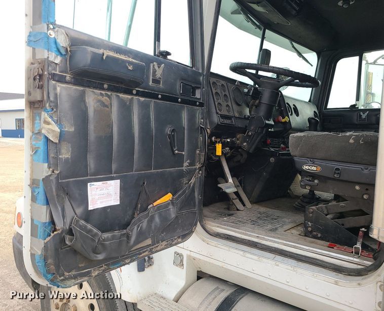 image for item DS7261 1993 International 9400 truck cab and chassis