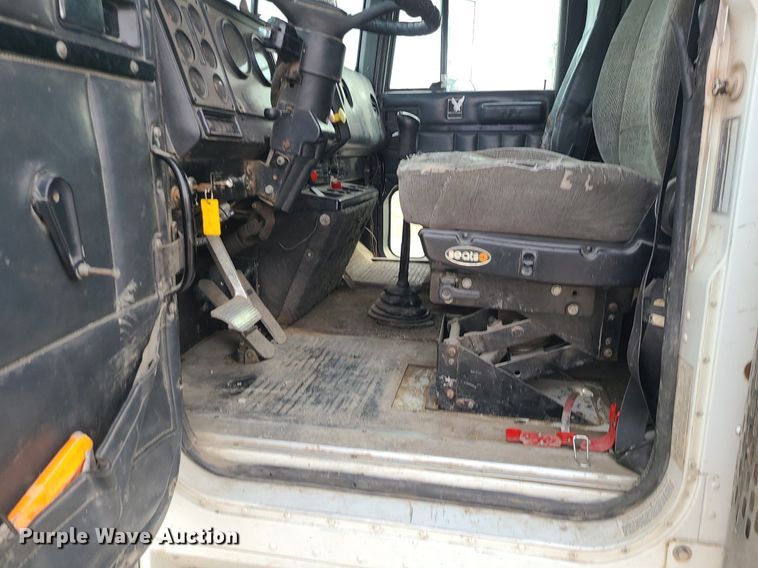 image for item DS7261 1993 International 9400 truck cab and chassis