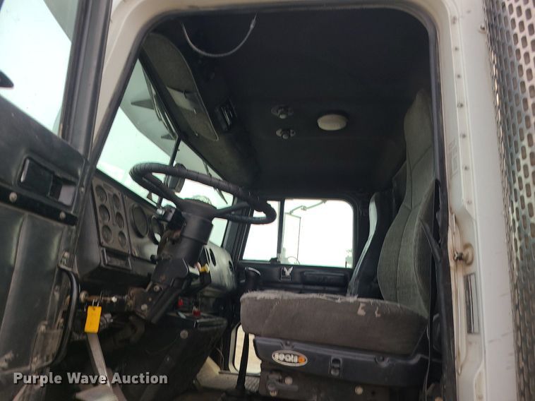 image for item DS7261 1993 International 9400 truck cab and chassis
