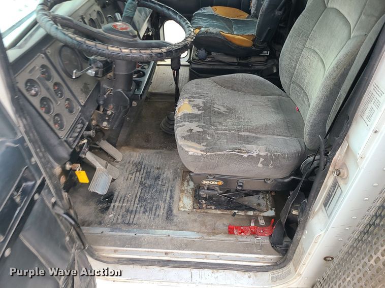 image for item DS7261 1993 International 9400 truck cab and chassis