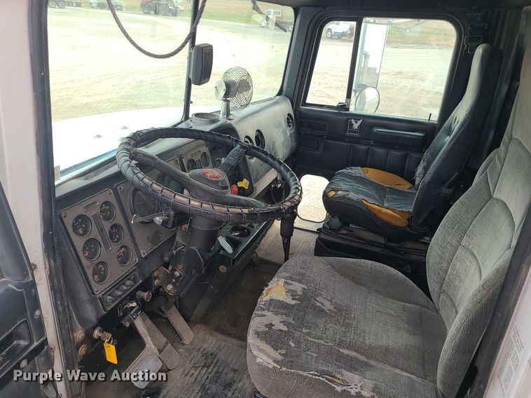 image for item DS7261 1993 International 9400 truck cab and chassis