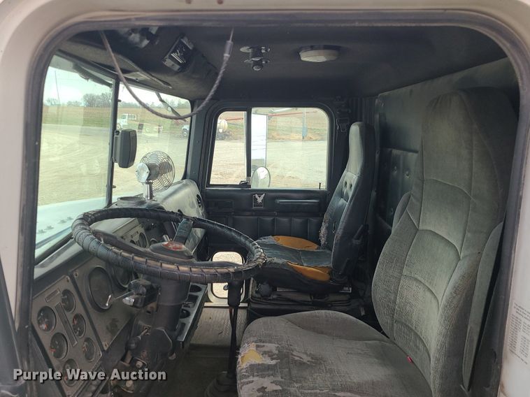 image for item DS7261 1993 International 9400 truck cab and chassis