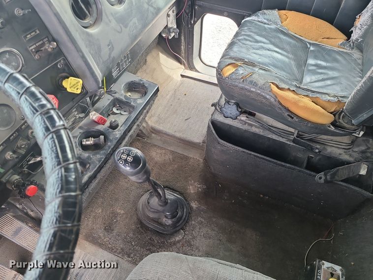 image for item DS7261 1993 International 9400 truck cab and chassis