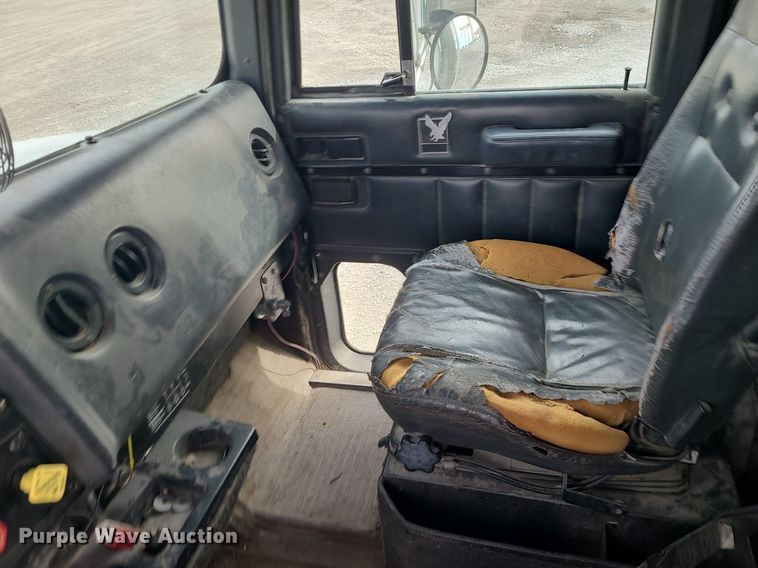 image for item DS7261 1993 International 9400 truck cab and chassis