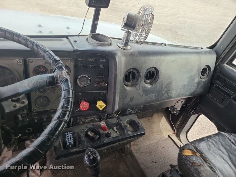 image for item DS7261 1993 International 9400 truck cab and chassis