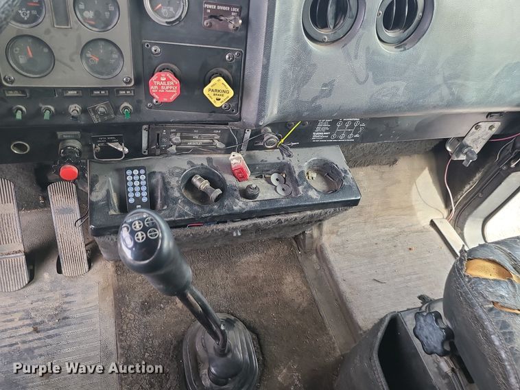 image for item DS7261 1993 International 9400 truck cab and chassis