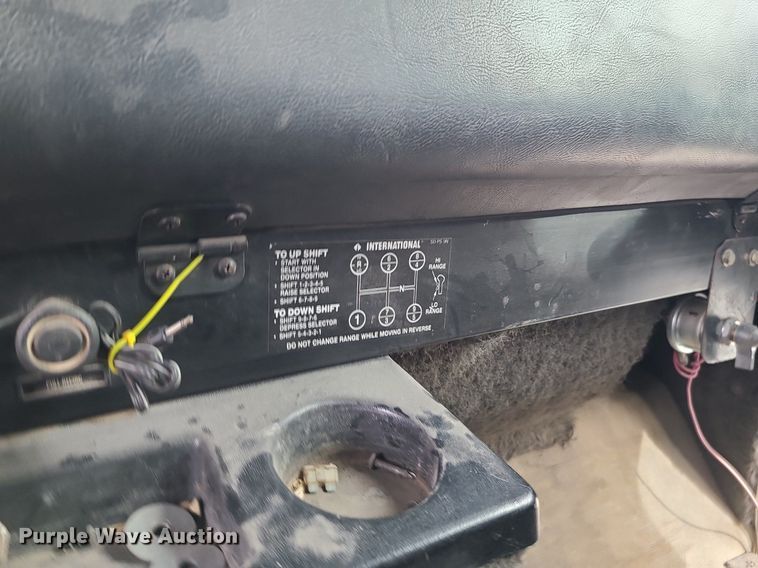 image for item DS7261 1993 International 9400 truck cab and chassis