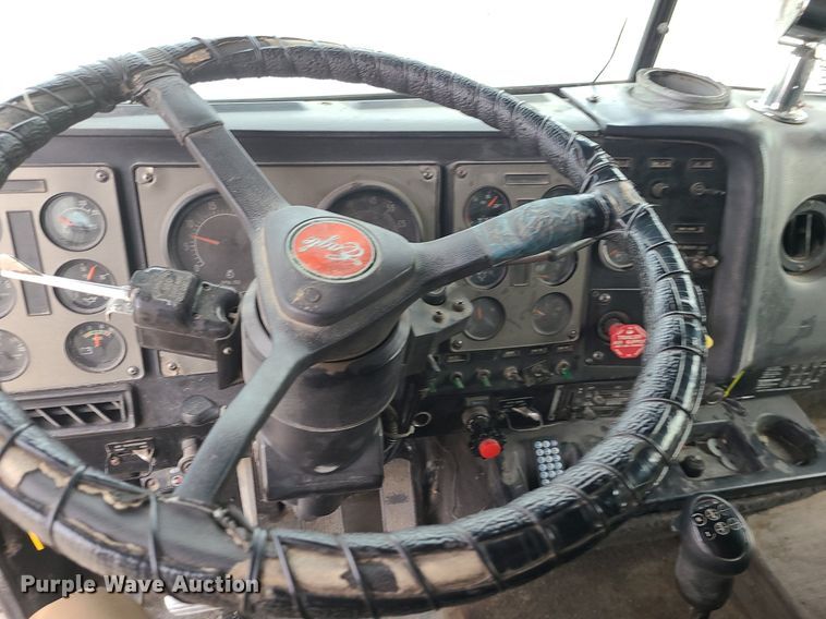 image for item DS7261 1993 International 9400 truck cab and chassis