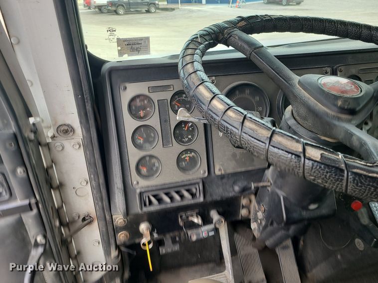 image for item DS7261 1993 International 9400 truck cab and chassis