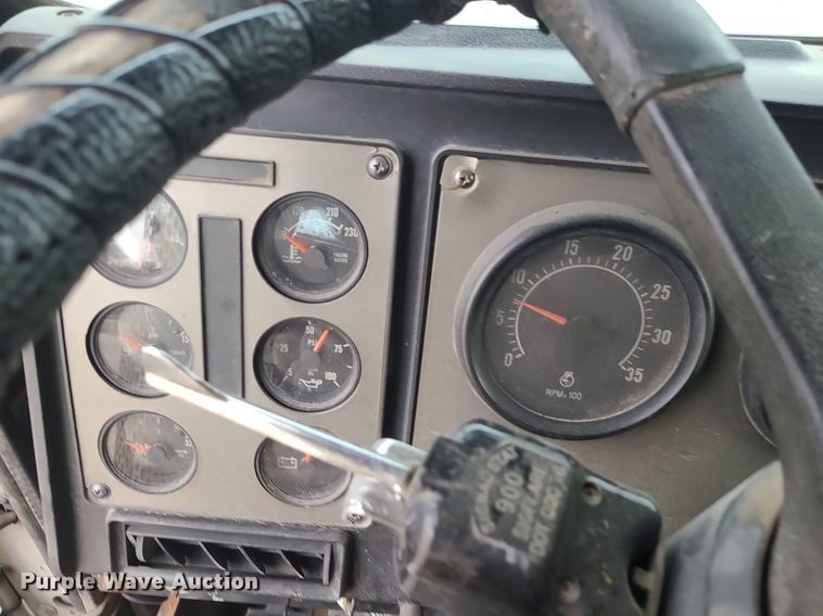 image for item DS7261 1993 International 9400 truck cab and chassis