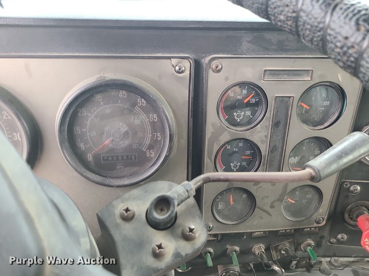 image for item DS7261 1993 International 9400 truck cab and chassis