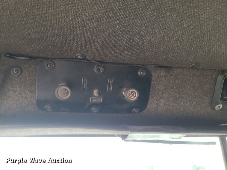 image for item DS7261 1993 International 9400 truck cab and chassis