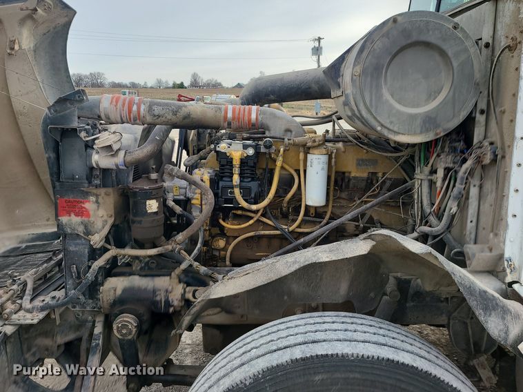 image for item DS7261 1993 International 9400 truck cab and chassis