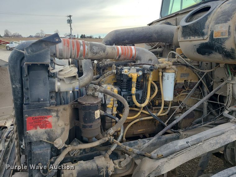 image for item DS7261 1993 International 9400 truck cab and chassis