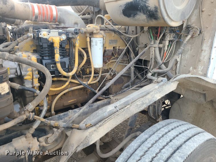 image for item DS7261 1993 International 9400 truck cab and chassis