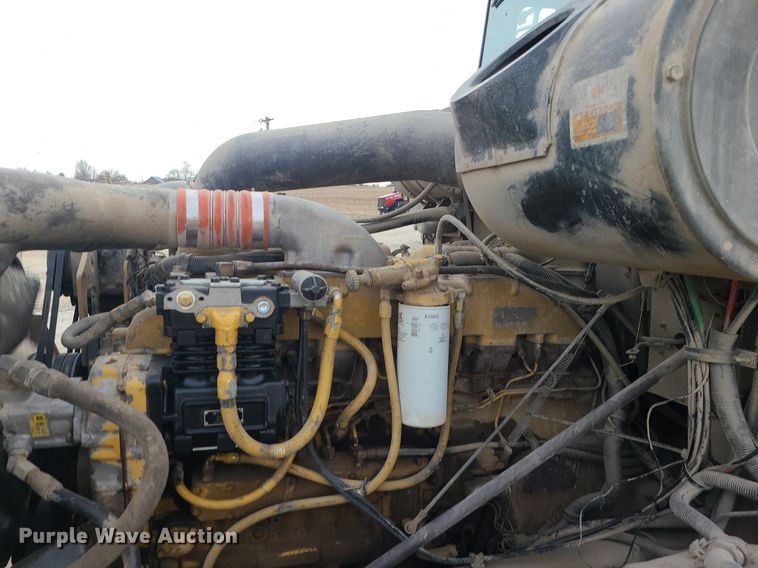 image for item DS7261 1993 International 9400 truck cab and chassis