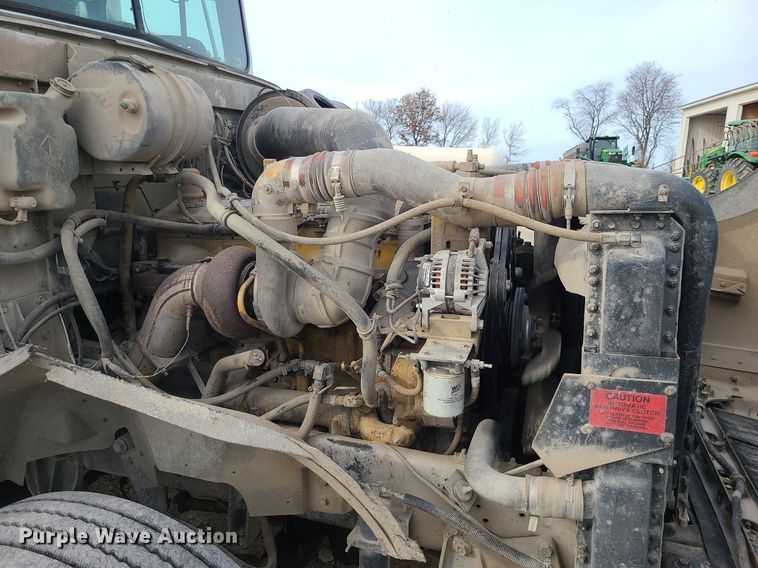 image for item DS7261 1993 International 9400 truck cab and chassis