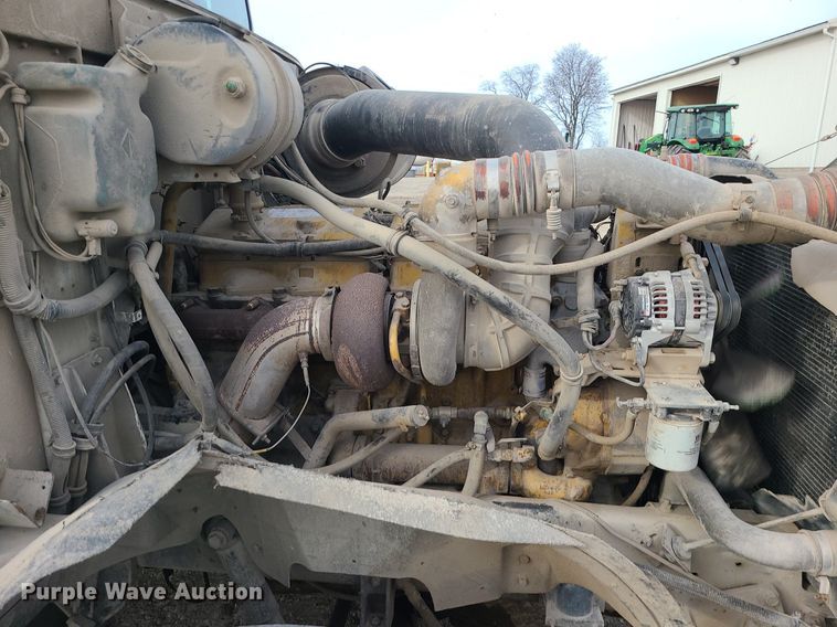 image for item DS7261 1993 International 9400 truck cab and chassis